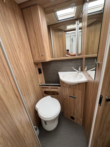 Hymer Exsis-I 678